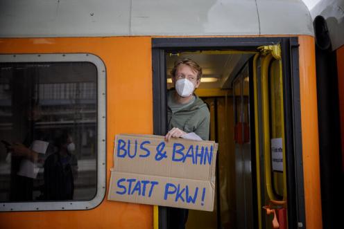 Plakat in der Bahn: Bus und Bahn statt PKW!