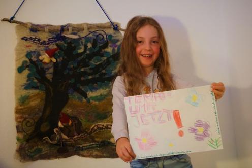 Nuria mit einem ihrer Plakate