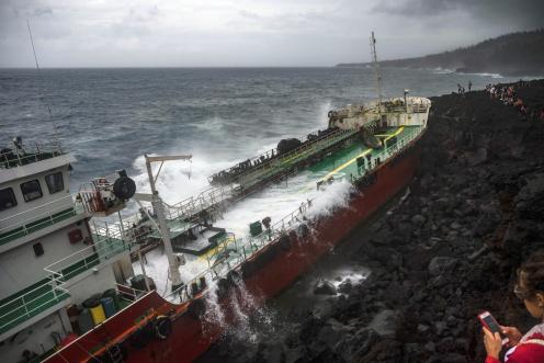 Der Öltanker "Tresta Star" havariert an der Küste der Insel La Réunion.