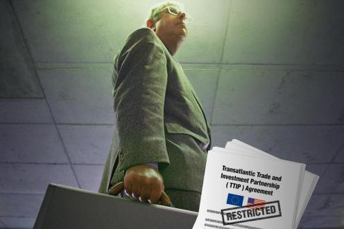Symbolbild Whistleblower - Mann mit Aktenkoffer. Im Vordergrund TTIP-Papiere