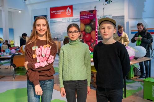 Die drei Gewinner:innen-Kinder vom  Malwettbewerb "Deine Tiefsee-Kreatur!" von Greenpeace und GEOLINO gewonnen.