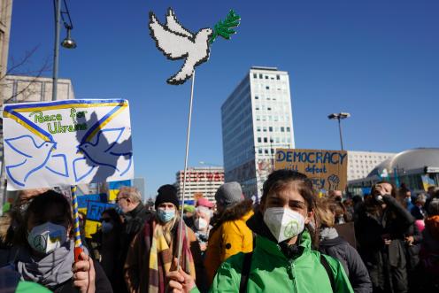 Aktivistin mit Friedenstaube auf #StopptdenKrieg Demo in Berlin 