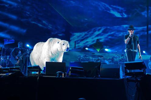 Udo Lindenberg mit Eisbär auf der Bühne