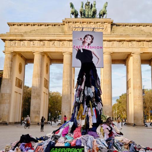 Kleiderberg vorm Brandenburger Tor