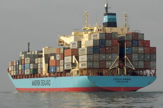 Vollbeladener Containerfrachter verlässt den Hafen Conakry
