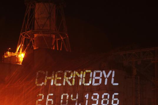 Greenpeace-Aktivist:innen projizieren das Nuklearsymbol an die Wand des Sarkophags von Tschornobyl, 25 Jahre nach der Explosion und der anschließenden Atomkatastrophe.