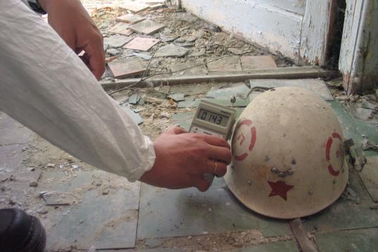 Vergessener Feuerwehrhelm in einem verlassenen Krankenhaus bei Tschornobyl 