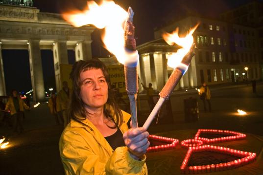 Greenpeace-Aktive mahnen am Brandenburger Tor anlässlich des 20. Jahrestages des Reaktorunfalls von Tschornobyl.