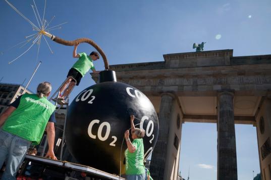 Berlin, vor dem Brandenburger Tor: Protest mit einer riesigen CO2-Zeitbombe und einem Transparent mit Unterschriften gegen die CO2-Speicherung (CCS).