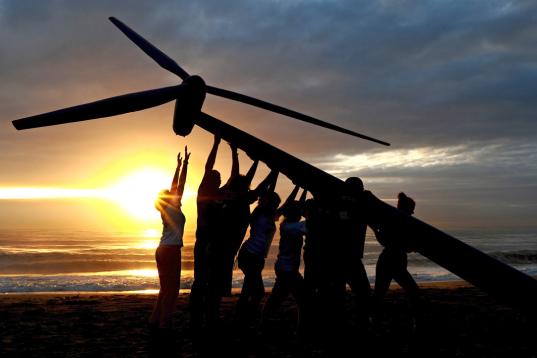 Aktive stellen am Strand in Durban eine Windturbine auf 