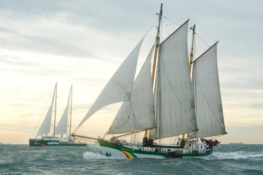 Auf Jungfernfahrt: Die Beluga II segelt gemeinsam mit dem neuen Greenpeace-Flaggschiff Rainbow Warrior III von Hamburg nach Amsterdam.