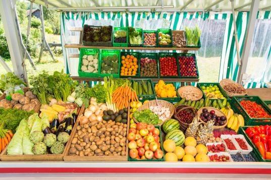 Obst und Gemüse an einem Marktstand in Deutschland