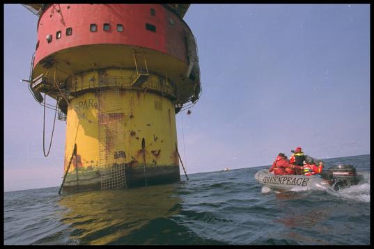 Greenpeace-Aktivist:innen kletterten auf die Brent Spar, eine stillgelegte Ölplattform in der Nordsee. Sie wollen verhindern, dass Shell die Plattform mit ihrem hochgiftigen Inhalt im Meer versenkt / verklappen. Die Umweltschützer haben Vorräte für eine lange Besetzung dabei... 