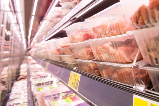 Fleisch im Supermarkt-Kühlregal
