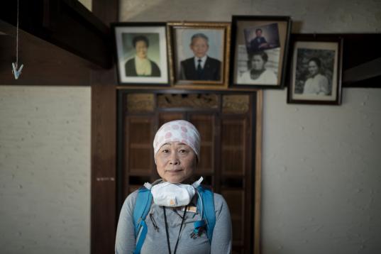 Frau Kanno in ihrem Haus in Shimo-Tsushima in der Evakuierungszone in Fukushima.