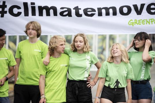 Greenpeace-Jugendgruppen (JAGs) tanzen zusammen mit dem Choreografen Christian Paul einen Klimabewegungs-Flashmob in der Stadt Kassel.
