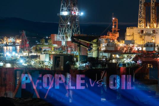 In einem Fjord an der Westküste Norwegens stehen Bohrinseln zur Überwinterung und Reparatur an. Greenpeace-Projektnachrichten, die die Öffentlichkeit der norwegischen Regierung während der 2. Runde des Gerichtsverfahrens "das Volk gegen arktisches Öl" vorgelegt hat.