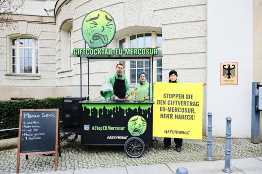 Greenpeace-Protest gegen Pestizide mit Cocktail Bar vor dem Wirtschaftsministerium