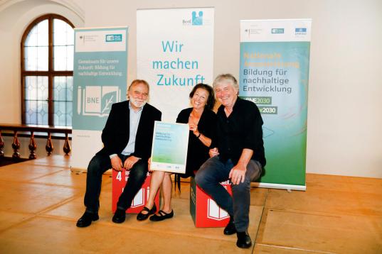 Roland Hipp, Dietmar Kress und Stephanie Weigel von Greenpeace Deutschland freuen sich über die Auszeichnung für die Greenpeace-Bildungsarbeit