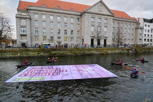 Greenpeace-Aktive protestieren mit Kajaks und einem Schwimmbanner vor dem Verteidigungsministerium