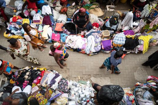 Markt in Ghana, Kleidung wird am Boden liegend verkauft