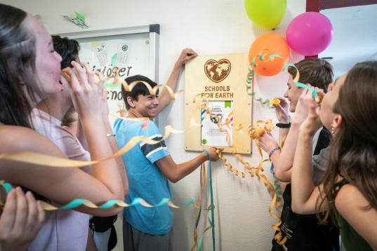 Übergabe des “Schools for Earth”-Schullabels mit Schüler:innen und Luftballons