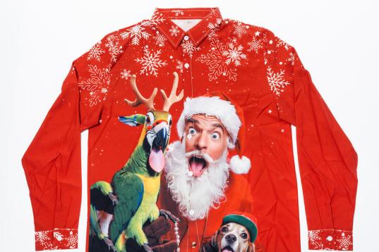 Schrilles rotes Hemd mit Aufdruck: Weihnachtsmann, Papagei mit Rentier-Geweih und Dackel mit Weihnachtsmütze