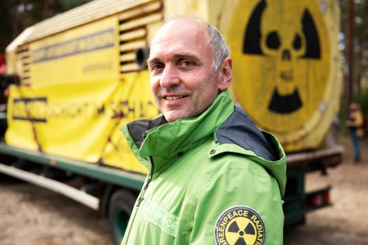  Greenpeace-Atomexperte Heinz Smital demonstriert mit einer lebensgroßen Castor-Attrappe. Auf dem Transparent: "Gorleben: Schicht im Schacht". 