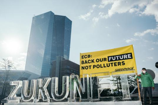 Klimaschutzaktion vor der Europäischen Zentralbank (EZB) in Frankfurt: Sechs Greenpeace-Aktivist:innen haben das Wort "Zukunft" als Eisskulptur mit einer Breite von 7,50 Metern und einer Höhe von 1,90 Metern aufgestellt.