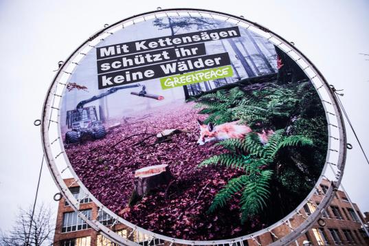 Acht Greenpeace-Aktivist:innen fordern vom baden-württembergischen Landwirtschaftsminister Peter Hauk (CDU) mit einem vier Meter langen Rundtransparent einen besseren Waldschutz. Sie platzierten das Banner mit der Aufschrift "Mit Kettensägen schützt man keine Wälder, Herr Hauk" heute Morgen vor dem Landwirtschaftsministerium in Stuttgart.