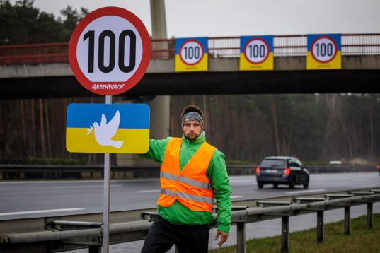 Greenpeace Aktivist:innen platzieren auf der A9 Schilder für ein temporäres Tempolimit auf deutschen Autobahnen.