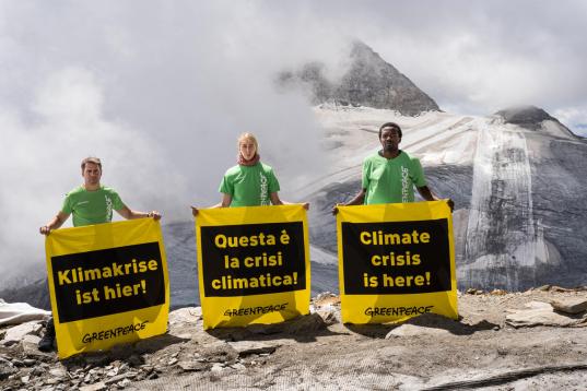 Greenpeace-Aktive auf dem Hintertuxer Gletscher in Tirol