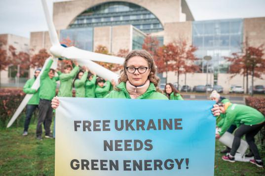 Demand of renewable Energy for a free Ukraine in front of the Bundestag