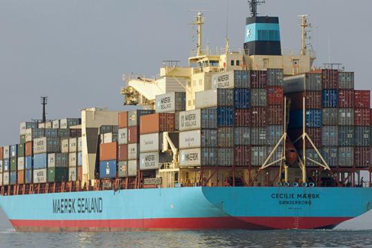 Containerschiff vor Guinea
