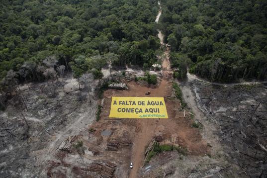 Das ausgebreitete Greenpeace-Banner aus der Luft fotografiert: Hier beginnt der Wassermangel.