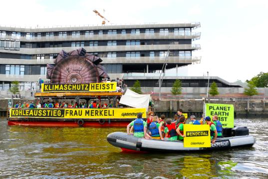 Wasserdemo in Hamburg auf der Elbe, mit Schaluppe und Schlauchboot