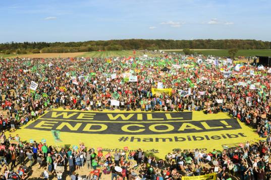 Luftbild von Banner "We will end coal"