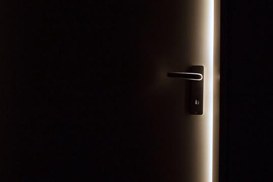 Tür mit einem Spaltbreit Licht