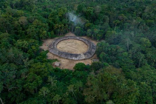 Das Runddorf der Yanomami-Dorf im Amazonas-Regenwald aus der Luft 