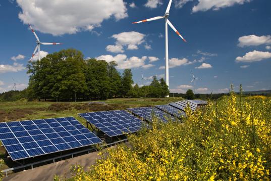 Wind-und Solaranlagen hinter Rapsfeld