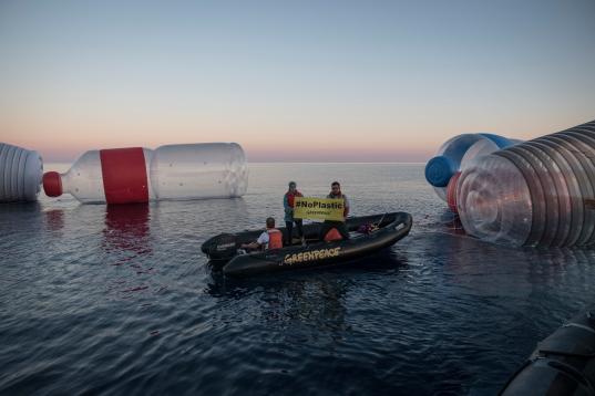 Gigantische Plastikskulpturen auf Wasser