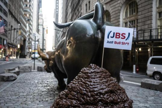 Bullenstatue in New York und Scheißhaufen mit Flagge. Darauf steht: JBS: Just Bull Sh**
