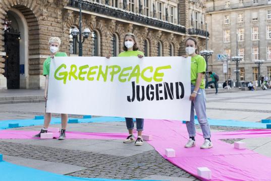 JAGs demonstrieren für Klimaabstimmung vor dem Hamburger Rathaus