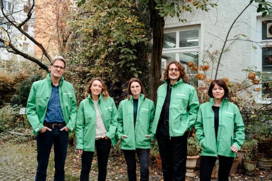Das Team des Greenpeace Landesbüros in München Bayern in den grünen Greenpeace Jacken auf dem herbstlichen Bürogelände