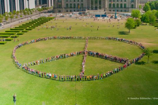 Peace-Zeichen aus Menschen vor dem Reichstag in Berlin