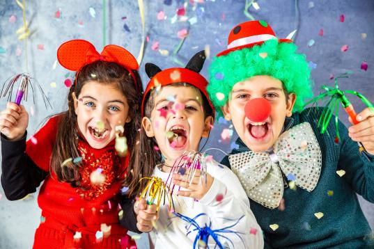 Drei Kinder zu Hause zum Karneval feiern