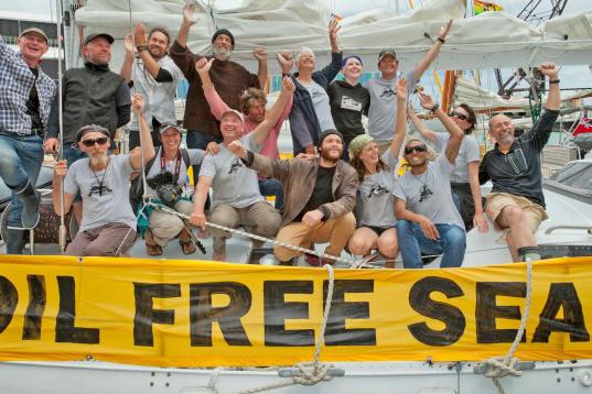 "No Oil" steht auf den Gesichtern zweier Frauen, die ihre Stirn aneinander lehnen.