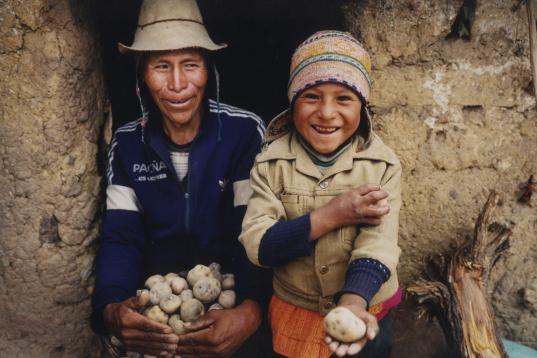 Kartoffelernte aus nachhaltiger Landwirtschaft in Bolivien, Gabriel Crispin mit seinem Sohn.