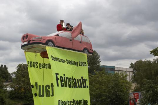 Feinstaub Aktion in Berlin mit umgebauten Smarts zu Diesel Schweinen, Juli 2005
