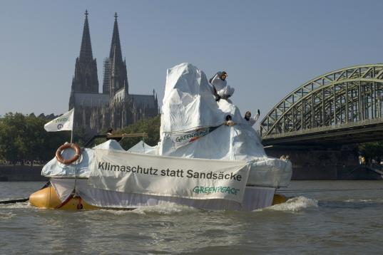 Eisberg Tour auf dem Rhein: Als Pinguine verkleidete Aktivisten stehen auf dem Eisberg, Oktober 2006